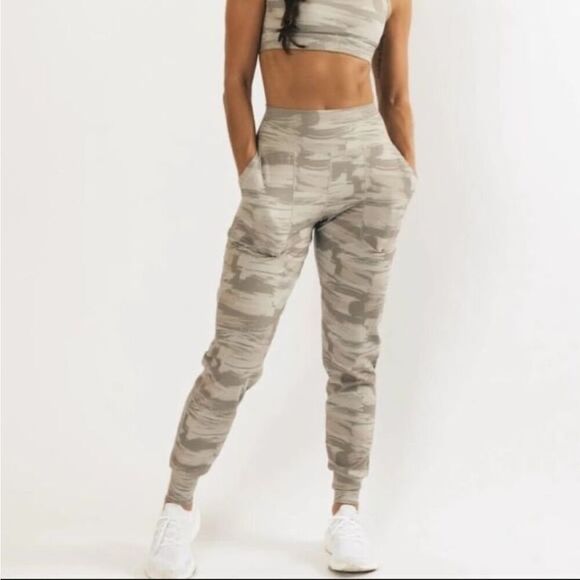 Alphalete Women's Surface Expanse Jogger Desert Canvas Camo Wicking Size Medium - Picture 1 of 9